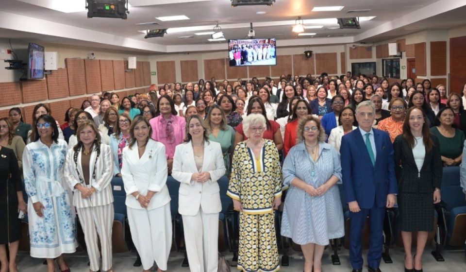 Ministerio de la Mujer y OEA fortalecen liderazgo político de cientos de féminas