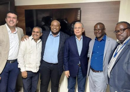 Danilo Medina juramenta en el PLD dirigentes del PRM y FP de Boca Chica