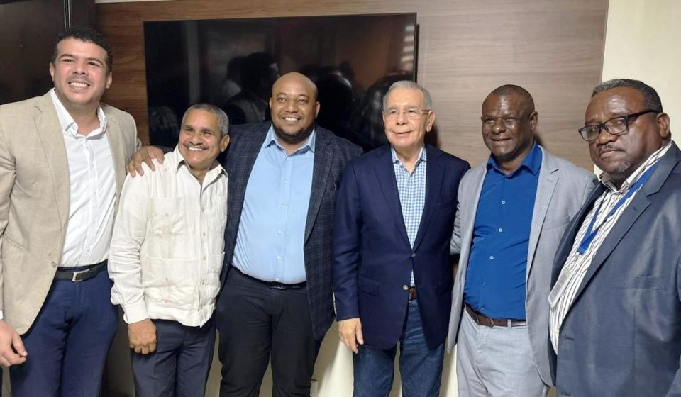 Danilo Medina juramenta en el PLD dirigentes del PRM y FP de Boca Chica