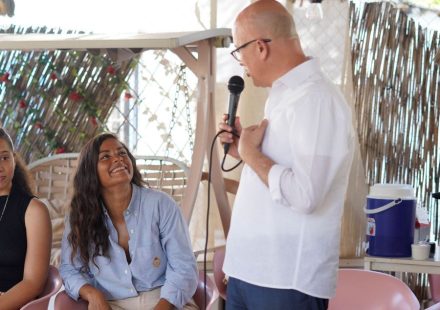 Domínguez Brito y Nati Casado se reúnen con jóvenes y comunitarios en La Ciénaga de Cabarete