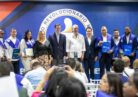 Abinader prioriza formación de dirigentes del PRM y encabeza graduación de 87 participantes