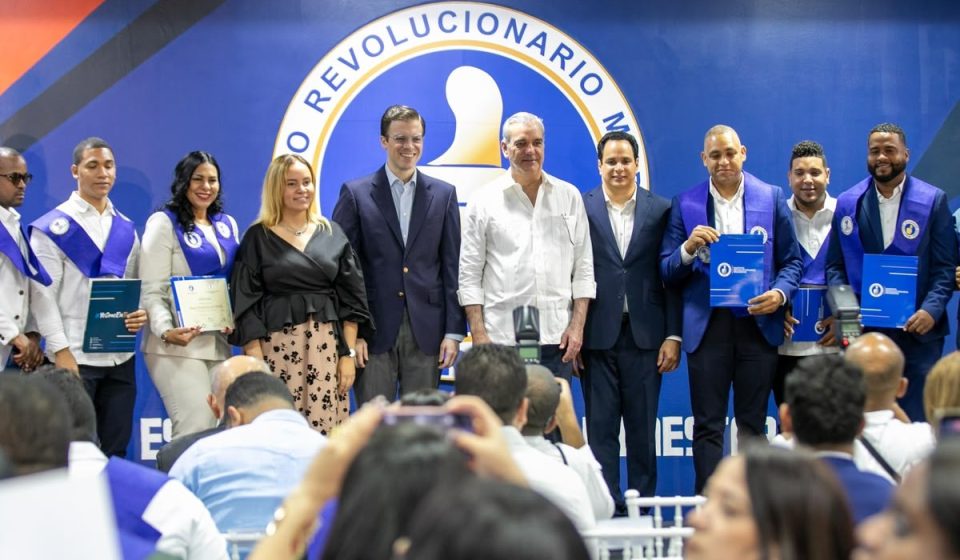 Abinader prioriza formación de dirigentes del PRM y encabeza graduación de 87 participantes