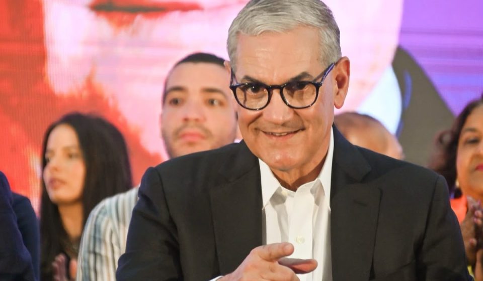 Entre aplausos y consignas, dirigentes del PLD reciben a Gonzalo Castillo en asamblea nacional