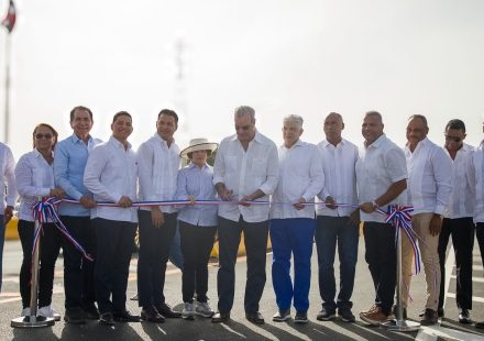 Presidente Abinader entrega puente y calles asfaltadas para impulsar conectividad en Peravia