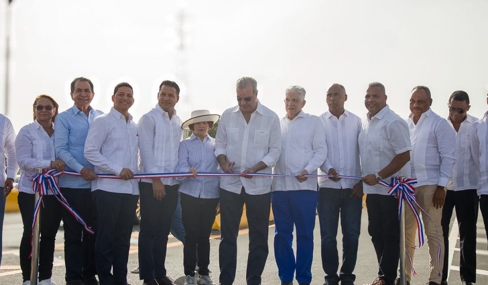 Presidente Abinader entrega puente y calles asfaltadas para impulsar conectividad en Peravia