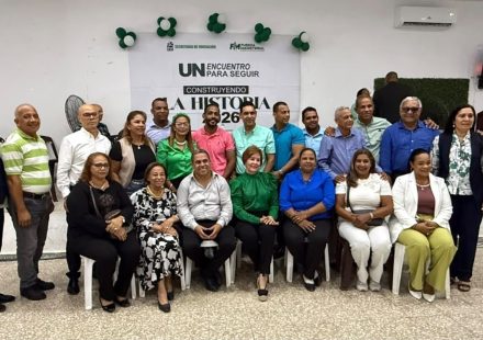 Josefina Pimentel encabeza asamblea en SFM y juramenta maestros en la FP