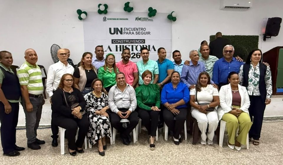 Josefina Pimentel encabeza asamblea en SFM y juramenta maestros en la FP