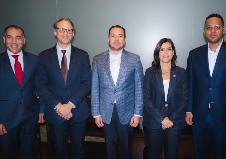 Embajadora de Estados Unidos sostiene encuentro con representantes de Dominicanos Primero
