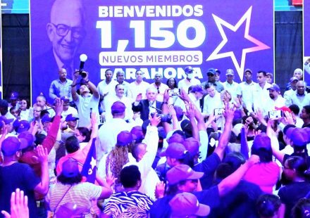 PLD juramenta a 1,150 nuevos miembros durante acto en Barahona