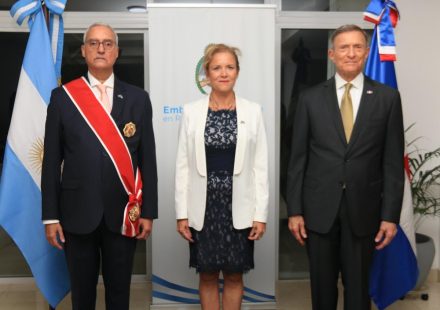 Argentina condecora a exembajador dominicano Gustavo Hernando Castillo con la Orden de Mayo