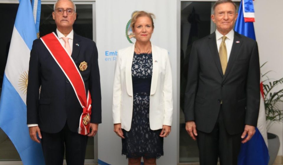 Argentina condecora a exembajador dominicano Gustavo Hernando Castillo con la Orden de Mayo