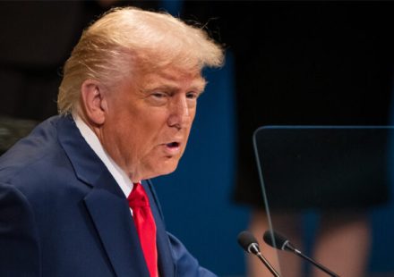 Trump dice que congresista republicana que rechaza su política migratoria ganó gracias él