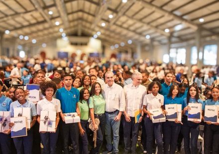 Presidente Abinader dialoga con jóvenes de San Cristóbal y anuncia inauguración del Hospital Traumatológico