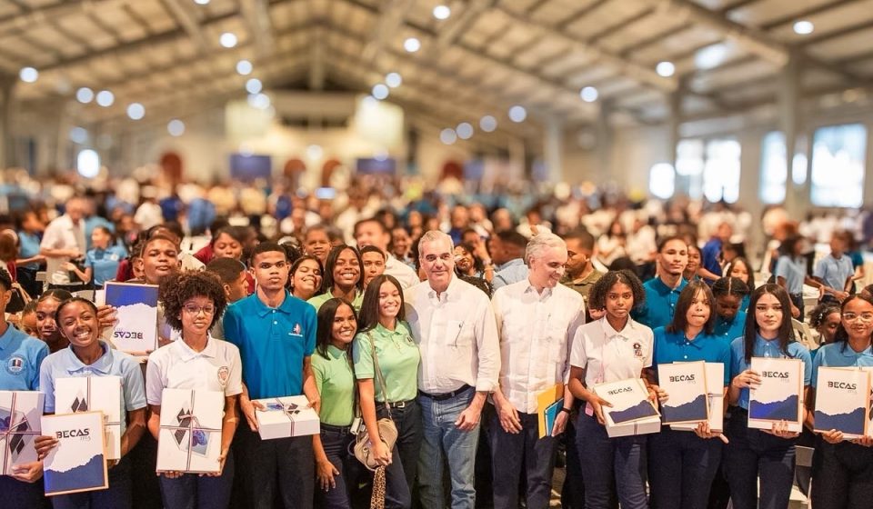 Presidente Abinader dialoga con jóvenes de San Cristóbal y anuncia inauguración del Hospital Traumatológico