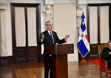 Abinader asegura “la oración que llega al corazón también tiene que reflejarse en nuestras acciones”; ora por RD