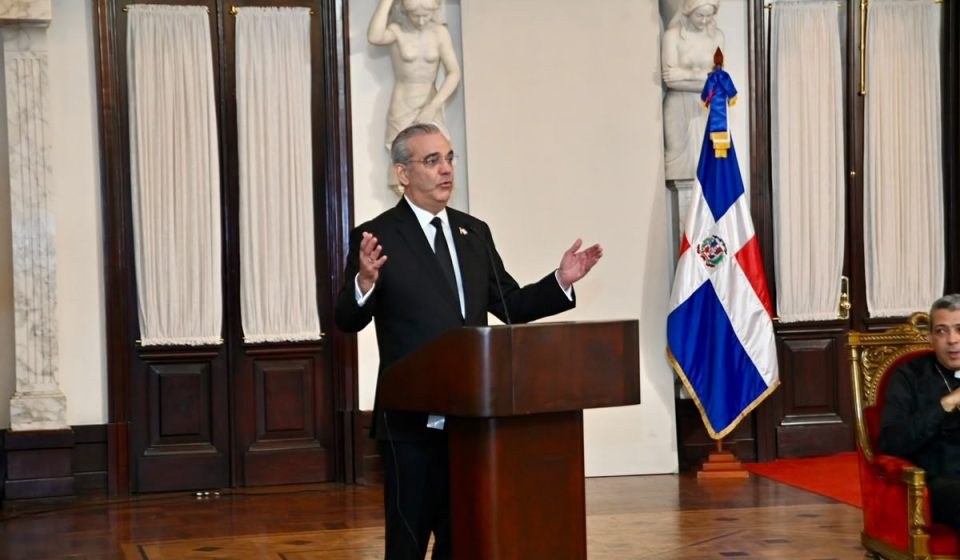 Abinader asegura “la oración que llega al corazón también tiene que reflejarse en nuestras acciones”; ora por RD