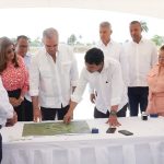 Abinader y Wellington Arnaud supervisan avance del alcantarillado sanitario de Licey al Medio en Santiago 