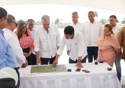 Abinader y Wellington Arnaud supervisan avance del alcantarillado sanitario de Licey al Medio en Santiago 