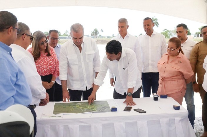 Abinader y Wellington Arnaud supervisan avance del alcantarillado sanitario de Licey al Medio en Santiago 