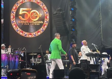 Ramón Orlando celebra sus 50 años en una “noche de grandes” en el Estadio Olímpico