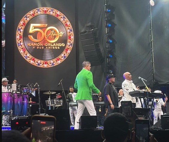 Ramón Orlando celebra sus 50 años en una “noche de grandes” en el Estadio Olímpico