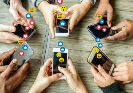 Cleveland Clinic revela que, pese a desconfiar de internet, algunos hombres dejan que las redes sociales influyan en su conducta