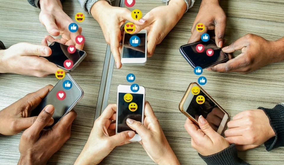Cleveland Clinic revela que, pese a desconfiar de internet, algunos hombres dejan que las redes sociales influyan en su conducta