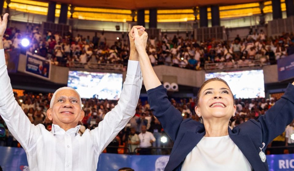 Carolina Mejía presenta a Ricardo de los Santos como jefe de su campaña presidencial