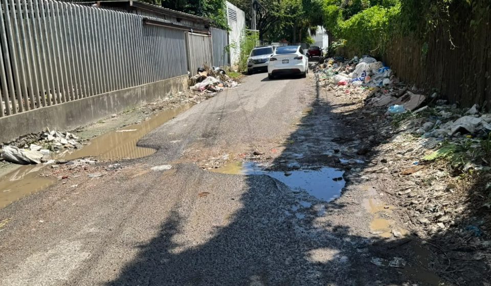 Vecinos denuncian vertedero improvisado y acumulación de escombros en calle tercera SDO