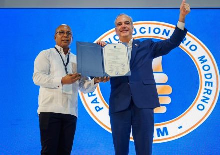 Abinader asume la presidencia del PRM y reivindica la unidad como una de sus prioridades