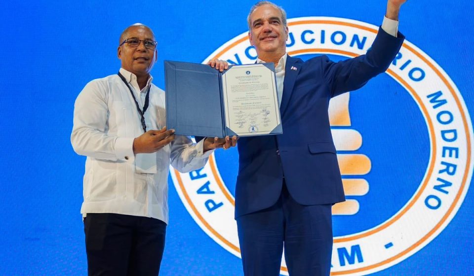 Abinader asume la presidencia del PRM y reivindica la unidad como una de sus prioridades