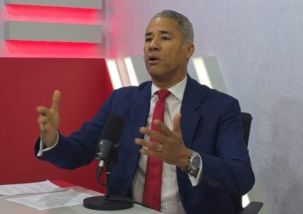 Andrés Cueto destaca renovación del PRM y reta a la oposición a debatir sobre obras en Santiago