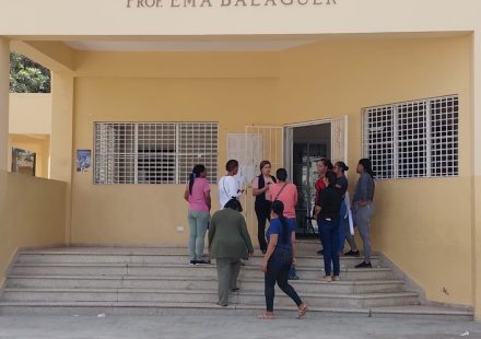 ¡Se agotó la paciencia! Padres de Santiago exigen al Gobierno concluir escuelas intervenidas