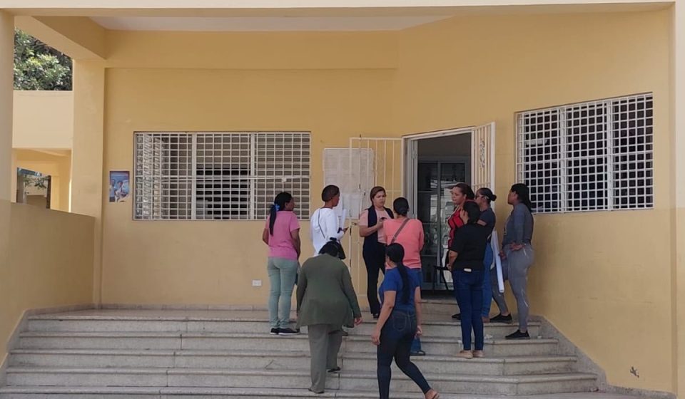 ¡Se agotó la paciencia! Padres de Santiago exigen al Gobierno concluir escuelas intervenidas