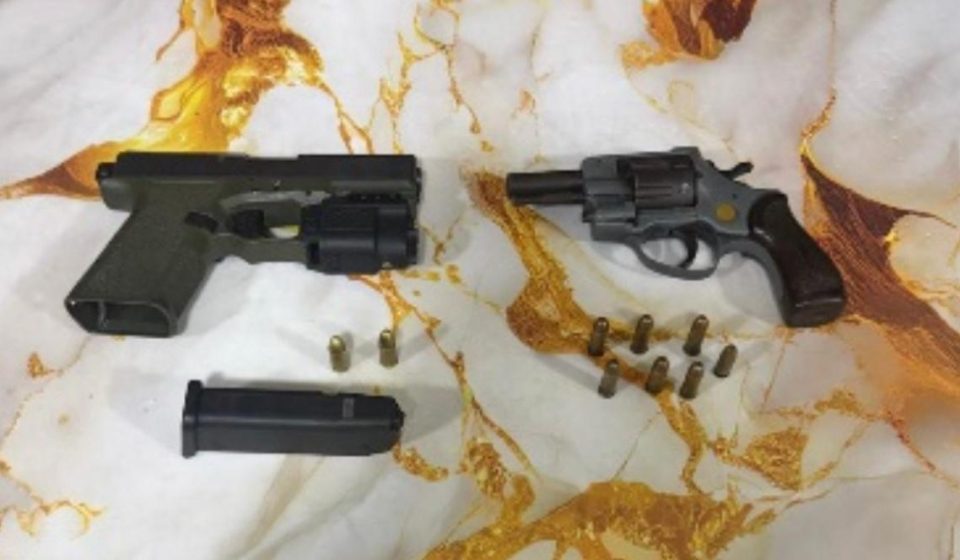 Familiares entregan a menor vinculado a video viral con arma de fuego