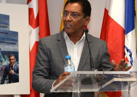 Cross desafía a Rosario Espinal a debatir el aporte de la diáspora