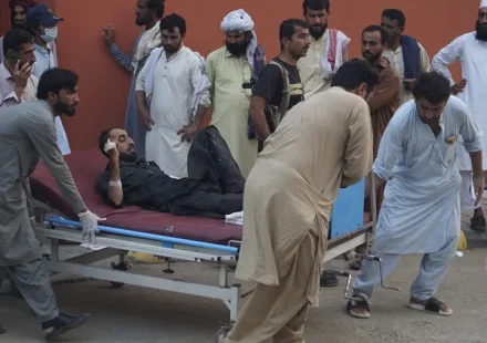 Once policías muertos en un atentado suicida con coche bomba en el noroeste de Pakistán