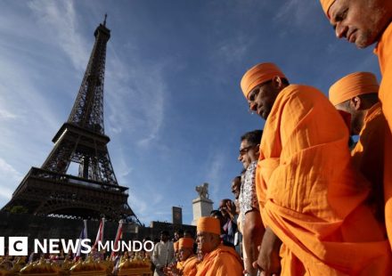 Abren una investigación después de que el personal femenino de la Torre Eiffel fuera sustituido por hombres durante una visita religiosa