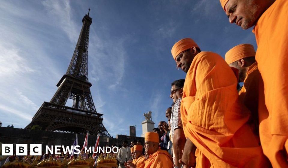 Abren una investigación después de que el personal femenino de la Torre Eiffel fuera sustituido por hombres durante una visita religiosa