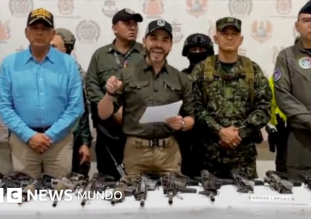Qué busca De la Espriella con sus polémicas imágenes caminando entre cadáveres en Colombia que un juez le ordenó retirar