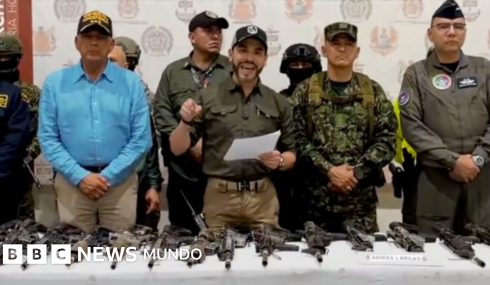 Qué busca De la Espriella con sus polémicas imágenes caminando entre cadáveres en Colombia que un juez le ordenó retirar