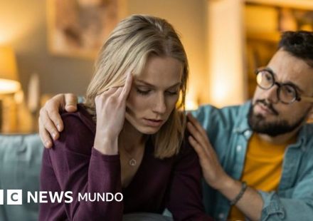 Cómo los hombres pueden ayudar a las mujeres a compartir la "carga mental" de llevar un hogar