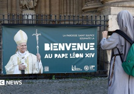 Hundreds of thousands expected in Paris for Pope's visit