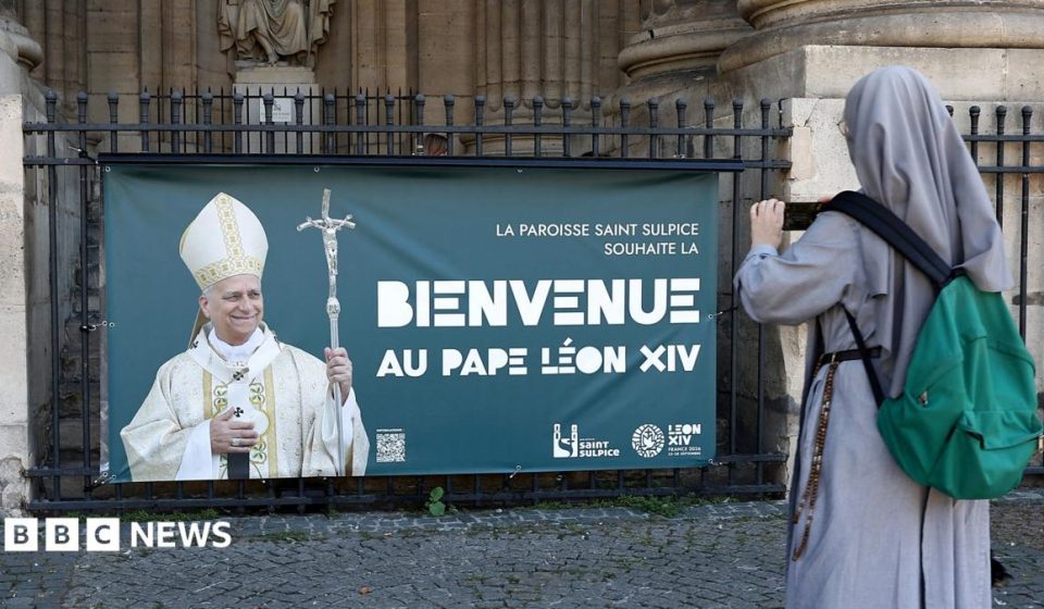 Hundreds of thousands expected in Paris for Pope's visit