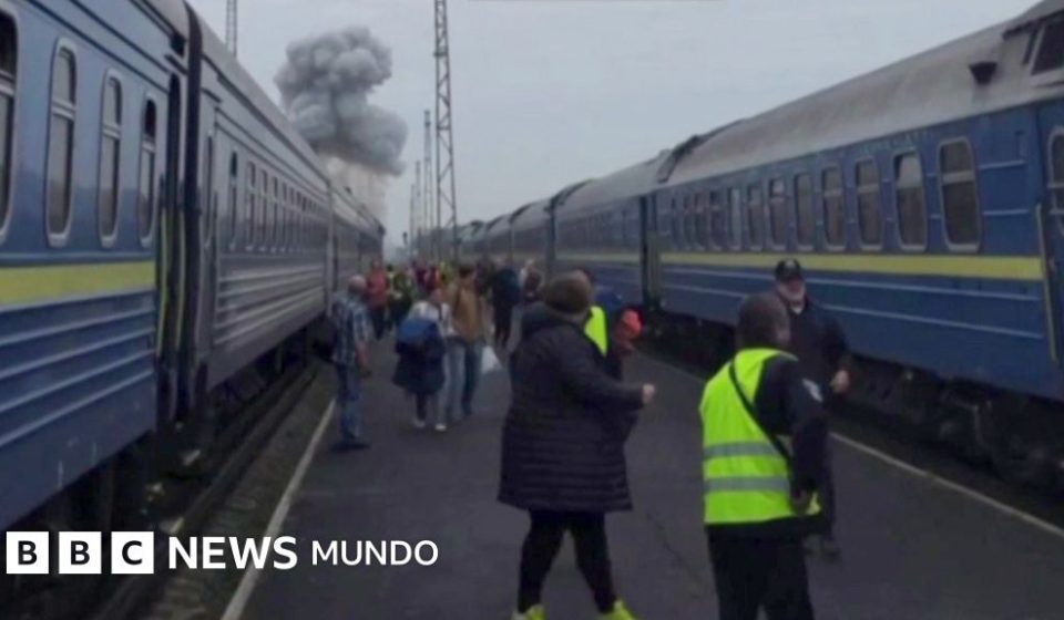 Rusia ataca un tren ucraniano poco después de que altos funcionarios europeos abandonaran la estación