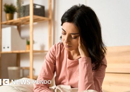Por qué más mujeres sufren ataques de migraña que los hombres (y qué puede ayudar a calmar el dolor)
