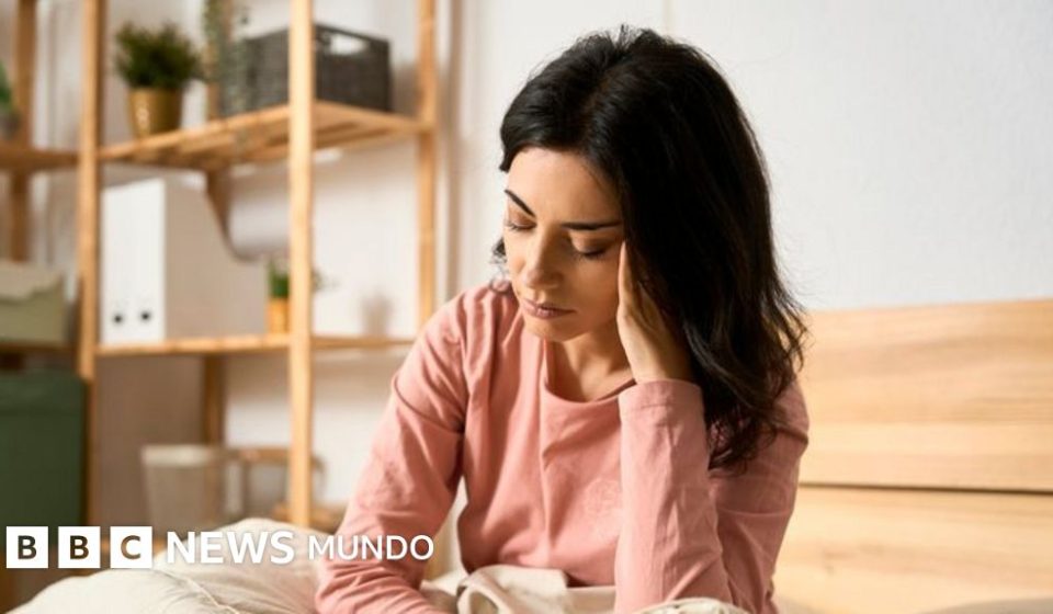 Por qué más mujeres sufren ataques de migraña que los hombres (y qué puede ayudar a calmar el dolor)