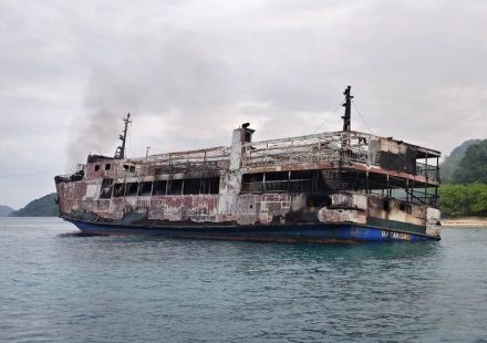Cinco muertos y 86 desaparecidos tras incendio de barco en Filipinas