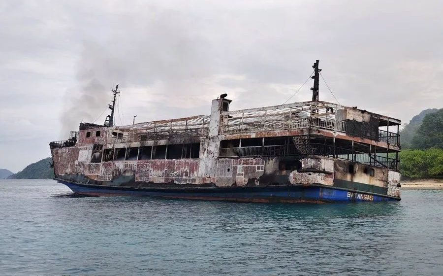 Cinco muertos y 86 desaparecidos tras incendio de barco en Filipinas