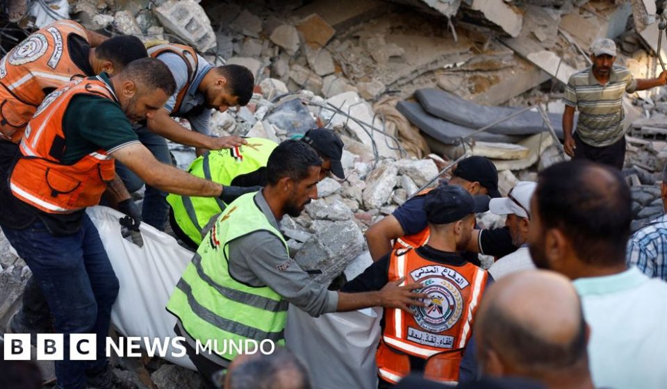 El derrumbe de un edificio dañado por la guerra en Gaza deja al menos 21 muertos y decenas de desaparecidos